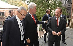 Archivo:John Podesta, Bill Clinton, and John DeGioia