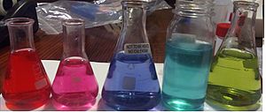 Archivo:Jugo lombarda con disoluciones de agua fuerte, acetico, agua, bicarbonto y amoniaco
