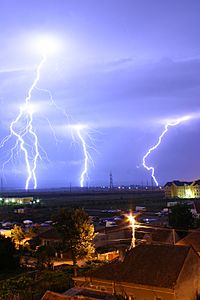 Archivo:Lightning over Oradea Romania 2