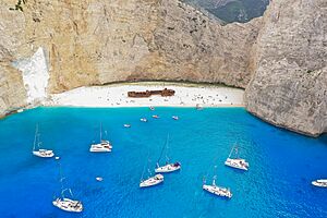 Archivo:Navagio "Shipwreck" Beach aerial (44653856390)