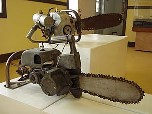 Archivo:Old chainsaws