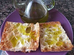 Archivo:Pan tostado y aceite de oliva