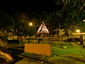 Parque municipal con el tradicional árbol de navidad, al centro del mismo.