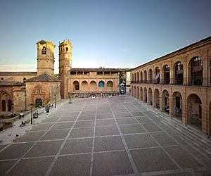 Archivo:Plaza Mayor de Alcaraz