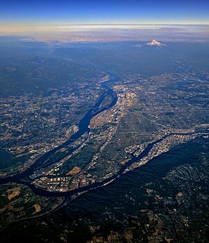 Archivo:Portland, Vancouver, and Mount Hood