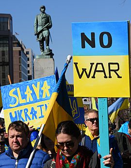Archivo:Protests Against War in Ukraine 071 - No War Statue of Farragut (51907691067) (cropped)