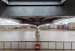 Archivo:Puente Millennium, Londres, Inglaterra, 2014-08-11, DD 115