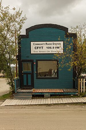 Archivo:Radio local, Dawson City, Yukón, Canadá, 2017-08-27, DD 64