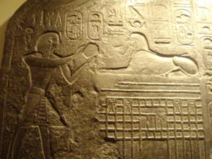 Archivo:ReproductionOfDreamSteleOfThutmoseIV-CloseUp RosicrucianEgyptianMuseum