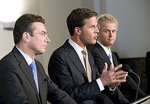 Archivo:Rutte, Verhagen en Wilders bij presentatie regeer- en gedoogakkoord (5121025524)