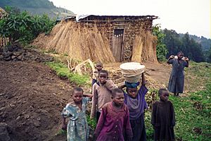 Archivo:Rwandan children at Volcans National Park