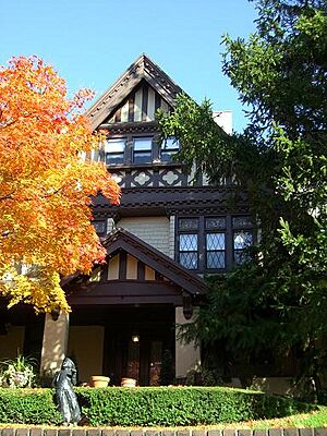 Archivo:Saitta House Fall 2