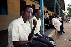 Archivo:Secondary school Sudanese students during a break at Supiri Secondary School in Juba, South Sudan. The school is mix boys and girls