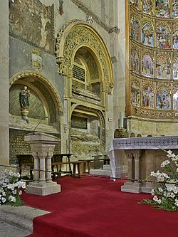Archivo:Sepulcros en el presbiterio de la Catedral Vieja de Salamanca