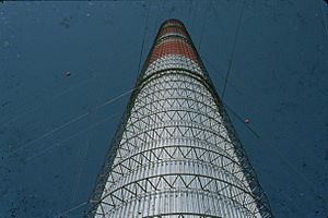 Archivo:Solar Chimney Manzanares-view of the tower through the collector glass roof