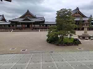 Archivo:Tenrikyo, sede central en la ciudad de Tenri