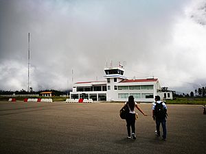 Archivo:Terminal de l'Aeropuerto de Chachapoyas des de les pistes