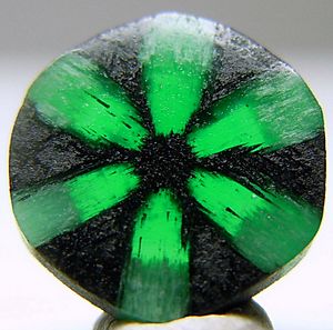 Archivo:Trapiche emerald (cropped)
