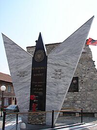 Archivo:UÇK monument in Đakovica
