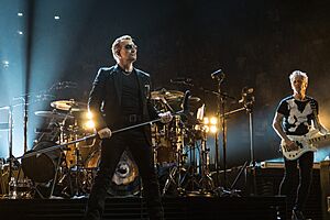 Archivo:U2 in Paris, Dec 7 2015 (22980117714)