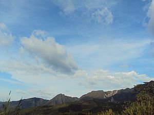 Archivo:Vista hacia los cerros