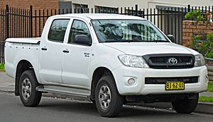 Archivo:2010 Toyota Hilux (GGN25R) SR 4-door utility (2011-11-30) 01