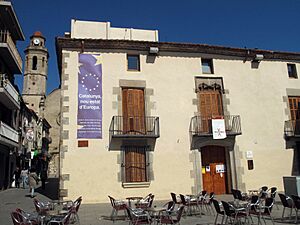 Archivo:22 Can Salvador de la Plaça, pl. Ajuntament (Calella), al fons Santa Maria