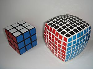 Archivo:3x3x3 standard cube and 7x7x7 v-cube