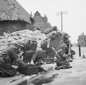 Archivo:A squad of Home Guard soldiers training to defend a street with 'Molotov cocktail' petrol bombs, March 1941. H8128