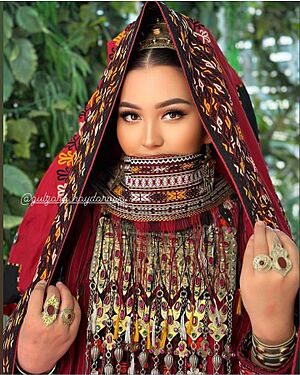 Archivo:A traditional turkmen womam
