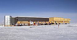 Archivo:Amundsen-scott-south pole station 2006