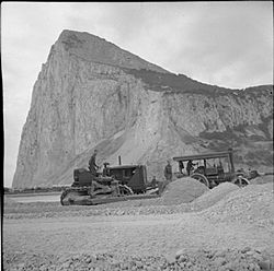 Archivo:Bulldozer and steamroller during the construction of Gibraltar Airport, 1941