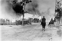 Archivo:Bundesarchiv Bild 101I-137-1032-14A, Russland, brennendes Dorf, deutsche Kavallerie