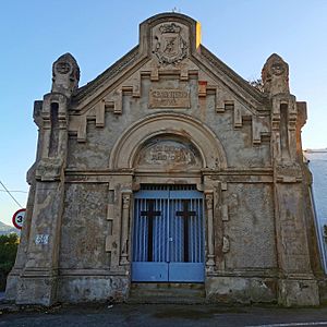 Archivo:Capilla de acceso al cementerio civil de Ceares
