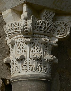Archivo:Capitel de Medina Azahara (Córdoba, España)