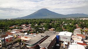 Archivo:Ciudad de San Miguel al pie del Volcán Chaparrastique