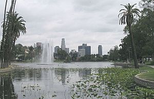 Archivo:Echo Park Lake Los Angeles skyline
