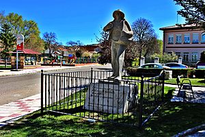 Archivo:Escultura avenida en Baltanás