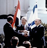 Archivo:Flickr - Government Press Office (GPO) - THE TRIPLE HANDSHAKE IN THE PEACE TREATY SIGNING BETWEEN ISRAEL AND EGYPT