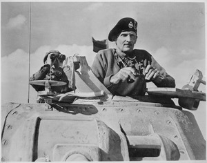 Archivo:General Bernard L. Montgomery watches his tanks move up. North Africa, November 1942. - NARA - 535939