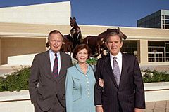 Archivo:George H. W. Bush, Laura Bush, George W. Bush 1997