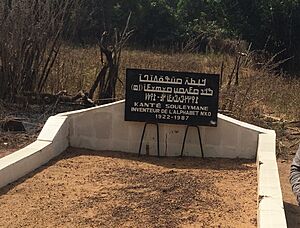 Archivo:Grave of Kanté Soulemane, inventeur de l'alphabet N'Ko
