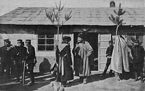 Archivo:Guerra ruso-japonesa, el general Stoessel, después de la rendición de Puerto-Arthur, esperando el tren de Puerto-Arthur a Dalny