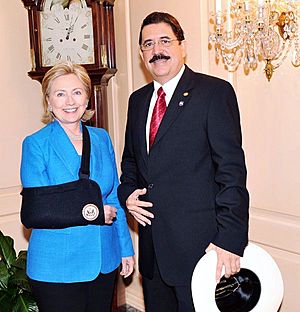 Archivo:Hiillary Clinton and Manuel Zelaya