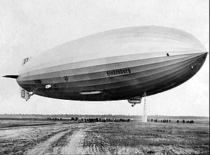 Hindenburg first Lakehurst landing 1936.jpg
