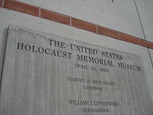 Archivo:HolocaustMuseumPlaque