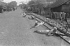 Indonesische recruten liggen in positie langs een tramspoor in een buitenwijk , Bestanddeelnr 456-1-4.jpg