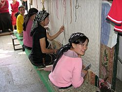 Archivo:Khotan-fabrica-alfombras-d06