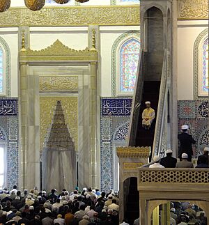 Archivo:Kocatepe Mosque friday prayers imam DSCF8868