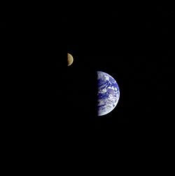 Archivo:La Tierra y la Luna.Voyager 1